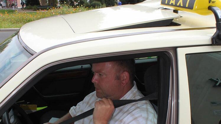 Joachim Metz schnallt sich grundsätzlich an, auch wenn er einen Fahrgast befördert. Fotos: Thomas Mäuser