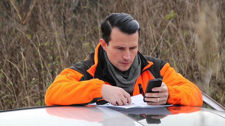 Weiter geht's. Hannes Napp orientiert sich mit Karte und GPS via Smartphone.