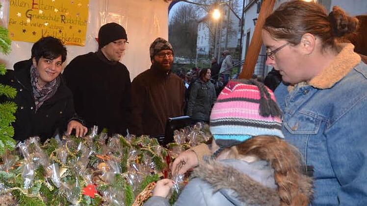 Fröhliche Stimmung herrschte beim Einkauf an den Ständen. Der Erlös kommt der Renovierung der Michaeliskirche zugute.