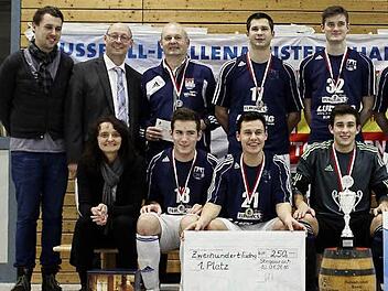 Der TSV Burgebrach vertritt den Spielkreis 1 als Kreismeister bei der Hallen-Bezirklsmeisterschaft, Vorne v. l.: Birgit Reichardt (Produktmanagerin Kulmbacher Brauerei), Andreas Köberlein, Michael Hümmer, Markus Giehl, Jonas Selig, Jan Bäuerlein, Betreuer Werner Wendel; hinten v. l.: Patrick Garbe (Turnierleitung), Manfred Neumeister (Kreisvorsitzender), Spielleiter Wolfgang Schmidt, Spielleiter Thomas Schmidt, Markus Mohr, Stefan Kreck, Florian Dörnbrack, Petra Billhardt (Lotto Bayern), Gerd...