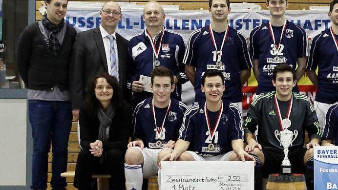 Der TSV Burgebrach vertritt den Spielkreis 1 als Kreismeister bei der Hallen-Bezirklsmeisterschaft, Vorne v. l.: Birgit Reichardt (Produktmanagerin Kulmbacher Brauerei), Andreas Köberlein, Michael Hümmer, Markus Giehl, Jonas Selig, Jan Bäuerlein, Betreuer Werner Wendel; hinten v. l.: Patrick Garbe (Turnierleitung), Manfred Neumeister (Kreisvorsitzender), Spielleiter Wolfgang Schmidt, Spielleiter Thomas Schmidt, Markus Mohr, Stefan Kreck, Florian Dörnbrack, Petra Billhardt (Lotto Bayern), Gerd...
