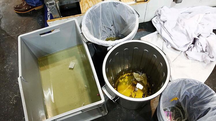 Statt den Spielern aus Bamberg und Frankfurt standen Eimer auf dem Parkett des Audi Domes, in denen das von der Decke tropfende Wasser aufgefangen wurde.  Foto: Daniel L&ouml;b