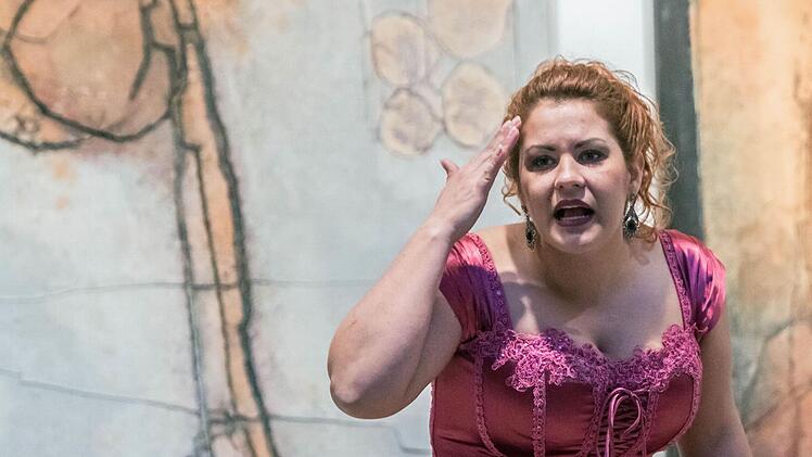 Stefanie Zillig begeisterte das Publikum im Coburger Kunstverein mit einem Operettenprogramm unter dem Motto "Es gibt ja keine Männer mehr". Foto: Jochen Berger