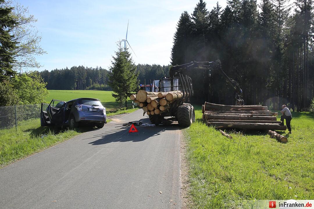 Kreis Hof: Auto kracht auf Holztransporter – Mutter und ihre zwei Kinder schwer verletzt