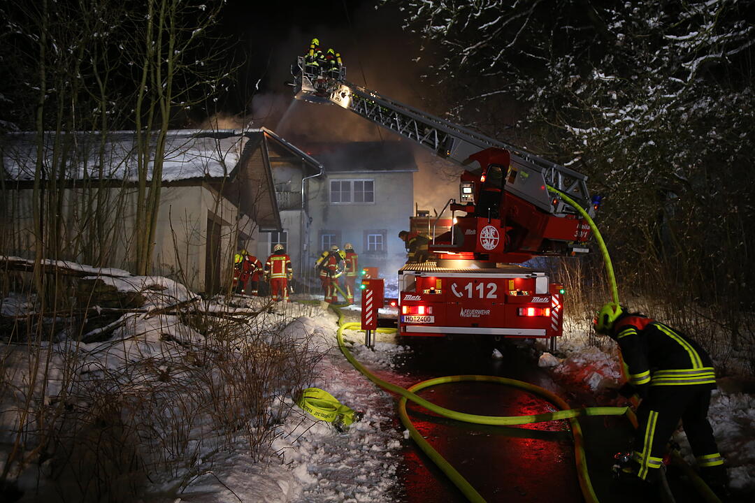 Dachstuhlbrand nahe Helmbrechts in Oberfranken hält Feuerwehr in Atem