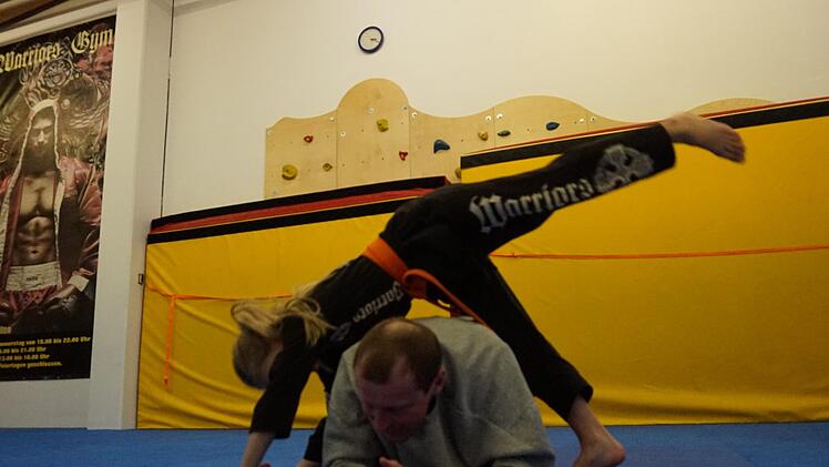 Jule beim &Uuml;ben der Hechtrolle, der Referent, Thomas Rohr, &uuml;bernimmt die Funktion des Hindernisses.