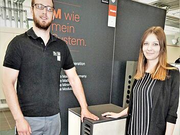Oliver Schmidt (23) und Simone Feulner (23) stellten sich und ihre Ausbildung bei der Firma Glen Dimplex vor. Foto: Werner Reißaus