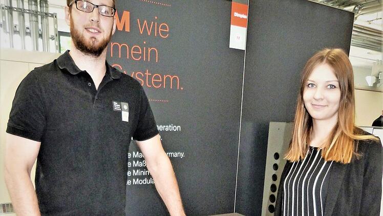 Oliver Schmidt (23) und Simone Feulner (23) stellten sich und ihre Ausbildung bei der Firma Glen Dimplex vor. Foto: Werner Reißaus