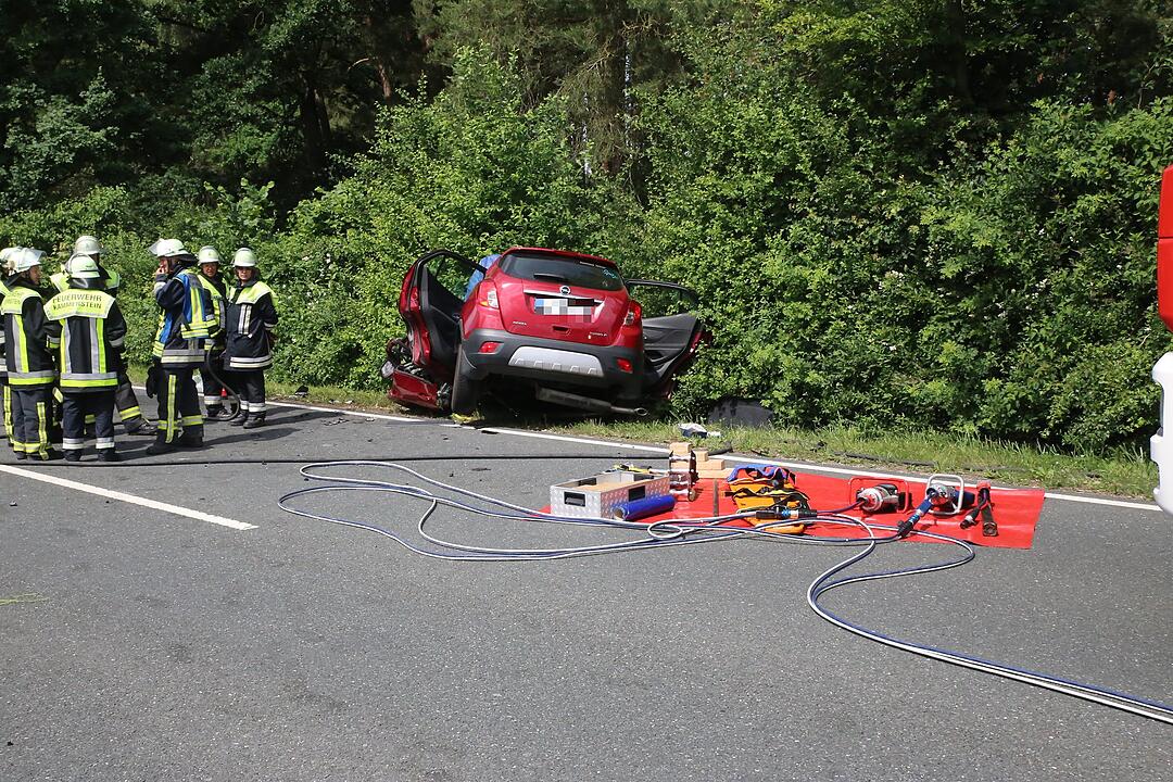 Tödlicher Unfall auf B466: Auto kollidiert mit Lkw