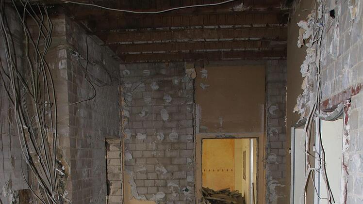 Derzeit wird die Schmeilsdorfer Schule entkernt. Bald rollen die Abrissbagger an. Foto: Jürgen Gärtner