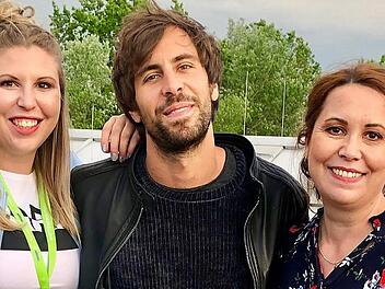 Carina Möckel (links) und ihre Mutter lernten Musiker Max Giesinger kennen. Fotos: privat