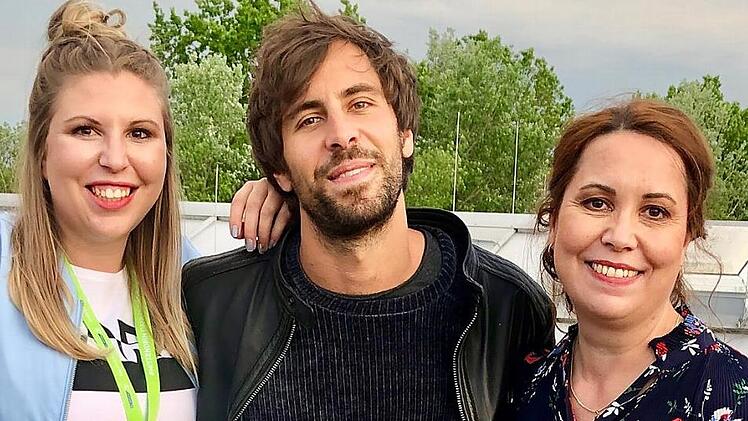 Carina Möckel (links) und ihre Mutter lernten Musiker Max Giesinger kennen. Fotos: privat