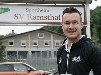 Fabian Willacker - hier vor dem Vereinsgel&auml;nde des SV Ramsthal - hat am Wochenende in einem turbulenten Kreisliga-Spiel gegen W&uuml;lfershausen drei Tore erzielt.  Foto: Steffen Standke