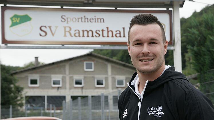 Fabian Willacker - hier vor dem Vereinsgel&auml;nde des SV Ramsthal - hat am Wochenende in einem turbulenten Kreisliga-Spiel gegen W&uuml;lfershausen drei Tore erzielt.  Foto: Steffen Standke