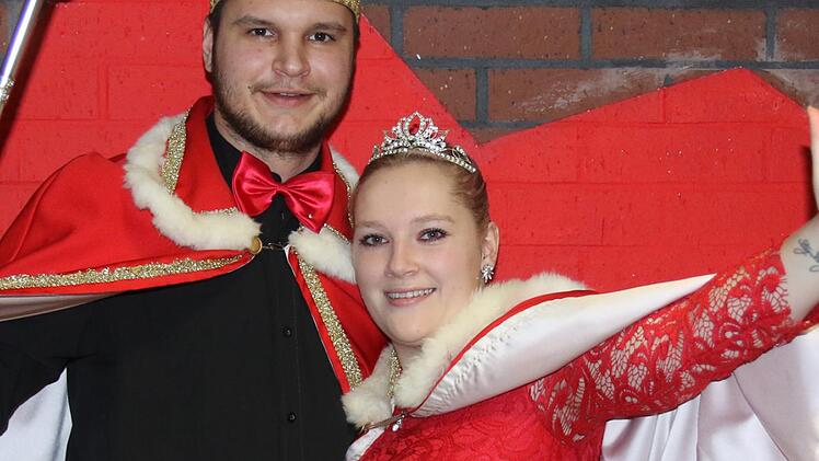 Das Prinzenpaar der Feuerwehr Untersiemau, "Ihre Lieblichkeit Prinzessin Luisa vom einen Berg" und "Seine Tollität Prinz Kilian der I. vom annern Berg" genoss die letzten Tage im Amt.  Foto: Michael Stelzner
