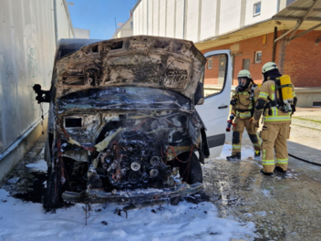 Bamberg: "In voller Ausdehnung" - Feuerwehr r&uuml;ckt zu brennendem Lieferwagen an