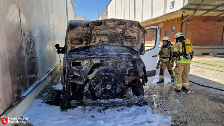 Bamberg: "In voller Ausdehnung" - Feuerwehr r&uuml;ckt zu brennendem Lieferwagen an