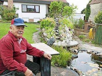 Eberhard Scholten zeigt auch heuer zur Burgstaller Kerwa zahlreiche groß- und kleinformatige Fotos aus seiner umfangreichen Sammlung.  Foto: Roland Meister