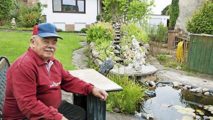 Eberhard Scholten zeigt auch heuer zur Burgstaller Kerwa zahlreiche groß- und kleinformatige Fotos aus seiner umfangreichen Sammlung.  Foto: Roland Meister