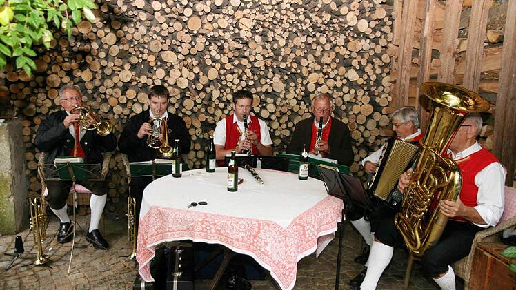 Die Effeltricher Musikanten sorgen für die musikalische Unterhaltung