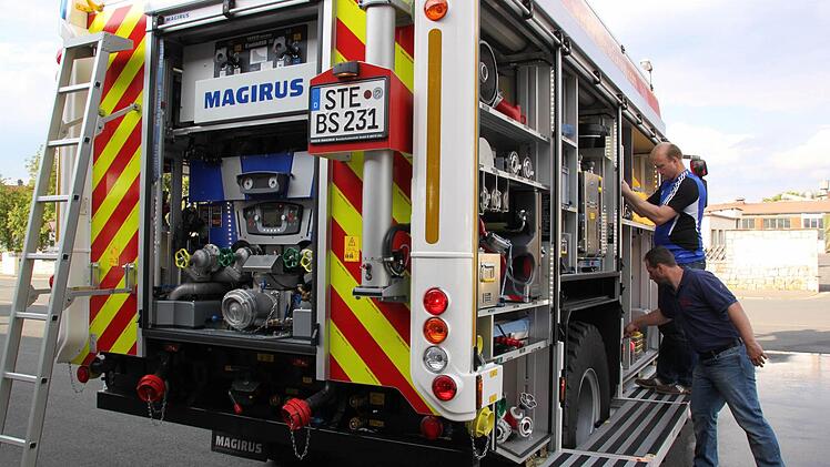 Viel Stauraum für Rettungsgerät zeichnet das neue Fahrzeug aus. Foto: Matthias Einwag