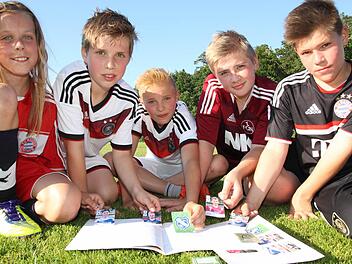 Sind schon im Sammel- und Tauschfieber: Nina, Luca, Max, Paul und Jonathan (v. li.) von der SCWO-D-Jugend hoffen darauf, ein Sammelbild von sich selber zu ergattern.  Fotos: Stefan Lutter
