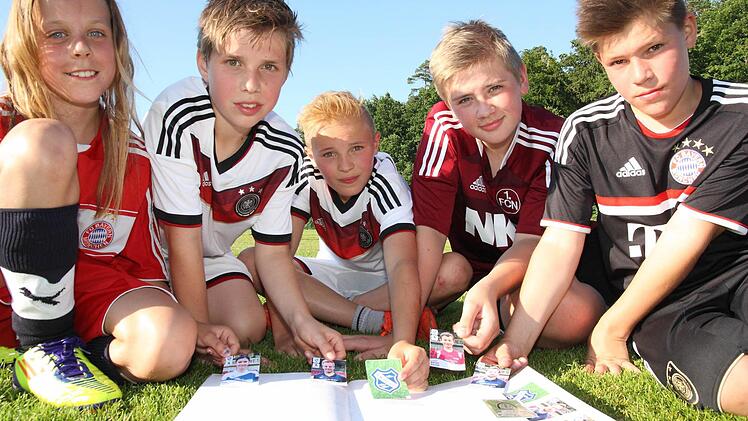 Sind schon im Sammel- und Tauschfieber: Nina, Luca, Max, Paul und Jonathan (v. li.) von der SCWO-D-Jugend hoffen darauf, ein Sammelbild von sich selber zu ergattern.  Fotos: Stefan Lutter