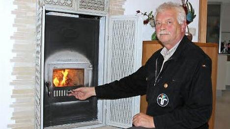 Kaminkehrermeister Stephan Ringel aus Forchheim kennt die Tücken beim Verbrennen von Holz.  Foto: Peter Groscurth
