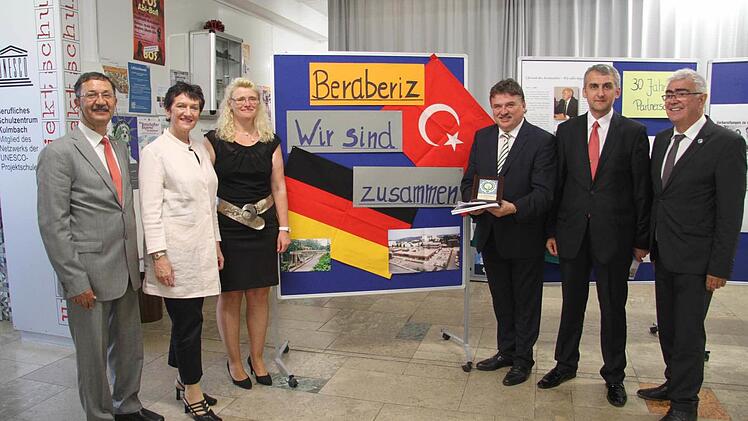 Eine Ausstellung in der Aula des beruflichen Schulzentrums unter dem Motto "Wir sind zusammen!" lässt die Partnerschaft zwischen Bursa und Kulmbach lebendig werden: Hüseyin Köse, Projektleiter an der türkischen Schule freut sich mit der Landtagsvizepräsidentin Inge Aures, mit Silke Scheffold, mit Landrat Klaus Peter Söllner, dem türkischen Schulleiter Yussuf Ay und mit Schulleiter Joachim Meier über die Lebendigkeit der Partnerschaft.