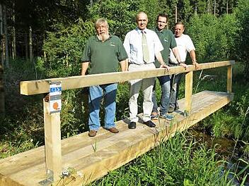 Belastungsprobe! Unser Bild zeigt bei der offiziellen Übergabe der neuen Rehbachbrücke (von links) Ehrenobmann Bruno Tittel vom Frankenwaldverein Neuensorg, Bürgermeister Franz Uome, Obmann Michael Kühnel und Lothar Kemnitzer. Foto: Klaus-Peter Wulf