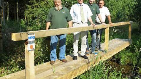 Belastungsprobe! Unser Bild zeigt bei der offiziellen Übergabe der neuen Rehbachbrücke (von links) Ehrenobmann Bruno Tittel vom Frankenwaldverein Neuensorg, Bürgermeister Franz Uome, Obmann Michael Kühnel und Lothar Kemnitzer. Foto: Klaus-Peter Wulf