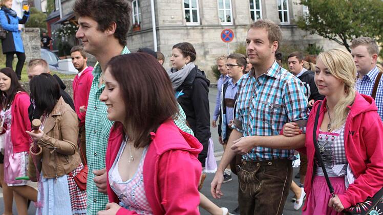 Neben den Feiern an verschiedenen Orten beteiligten sich die "Nordhalmer Kerwamaala und Kerwabuum" auch Festgottesdienst und der Kirchenparade. Foto: Michael Wunder
