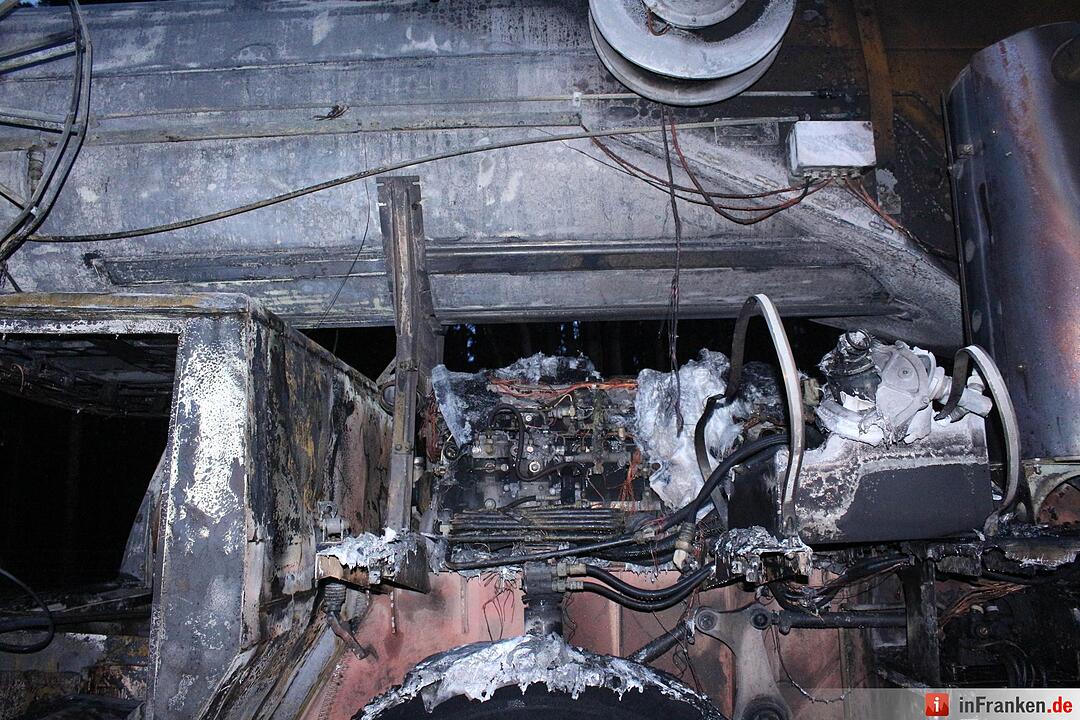 Nagelneuer Autokran brennt bei Ueberfuhrungsfahrt aus - Schaden mindestens eine Millionen Euro