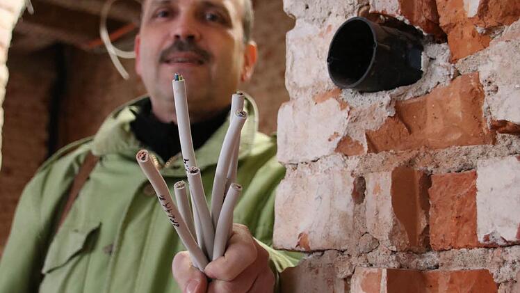 Fachplaner Frank Walter zeigt einen Teil der Elektroleitungen. Foto: Ralf Ruppert