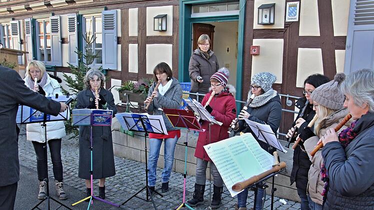 Die Flötengruppe Untermerzbach mit Leiterin Silvia Schramm (3. Von links) spielte zur Eröffnung des Weihnachtsmarktes Untermerzbach.Helmut Will