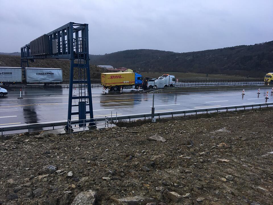 Trümmerfeld aus Beton: A3 nach Unfall zeitweise  komplett gesperrt