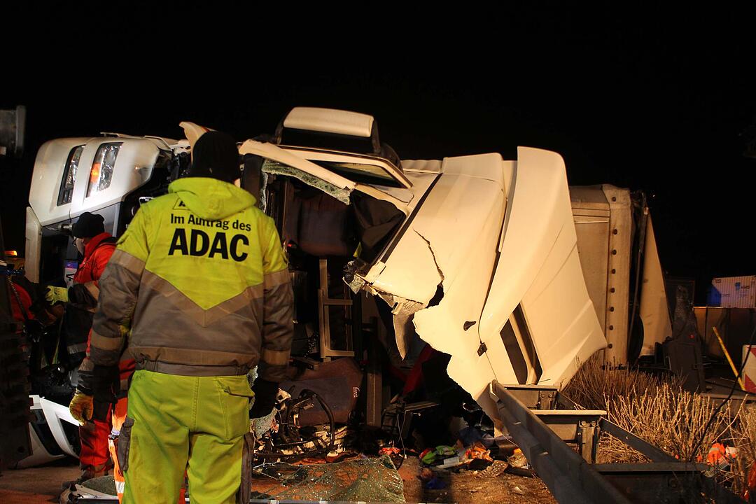 Tödlicher Lkw-Crash auf der A9: Lastkraftwagen kracht in Leitplanke