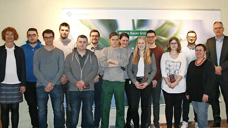 Eva Beier, Christopher Hartenfels, Julian Albrecht, Tobias Haas, Moritz Graf, Tobias Link, Tom Klama, Janina Heger, Christina Sp&ouml;rl, Felix Hirschmann, Lisa Langguth, Stefan Kunz, Heidrun Omlor und Michael Wirth (v. l.) bei der Verabschiedung Foto: privat