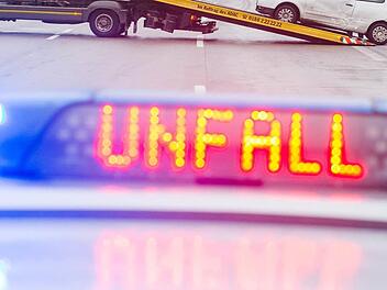 In Herzogenaurach hat es am Samstagabend an einer Kreuzung gekracht, Drei Menschen wurden verletzt. Symbolfoto: Daniel Bockwold/dpa
