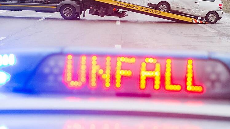 In Herzogenaurach hat es am Samstagabend an einer Kreuzung gekracht, Drei Menschen wurden verletzt. Symbolfoto: Daniel Bockwold/dpa