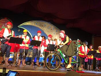 Zum festen Programmpunkt gehört auch immer das musikalische Kabarett von den Musikanten des Musikvereins. In diesem Jahr durfte hier natürlich das Thema Radweg nicht fehlen. Foto: Evelyn Schneider