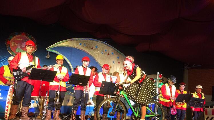 Zum festen Programmpunkt gehört auch immer das musikalische Kabarett von den Musikanten des Musikvereins. In diesem Jahr durfte hier natürlich das Thema Radweg nicht fehlen. Foto: Evelyn Schneider