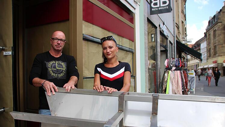 Frank Reuter und Julia Geier entrümpeln das Stadtcafé. Foto: Benedikt Borst