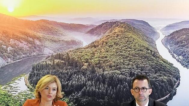 Julia Klöckner (links, CDU), Bundesministerin für Umwelt und Ernährung, und Reinhold Jost, saarländischer Minister für Umwelt und Verbraucherschutz, bei der Agrarministerkonferenz. Hauptthema der Konferenz war der Ausbruch der Afrikanischen Schweinepest.  Foto: Harald Tittel, dpa