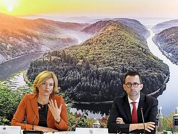 Julia Klöckner (links, CDU), Bundesministerin für Umwelt und Ernährung, und Reinhold Jost, saarländischer Minister für Umwelt und Verbraucherschutz, bei der Agrarministerkonferenz. Hauptthema der Konferenz war der Ausbruch der Afrikanischen Schweinepest.  Foto: Harald Tittel, dpa