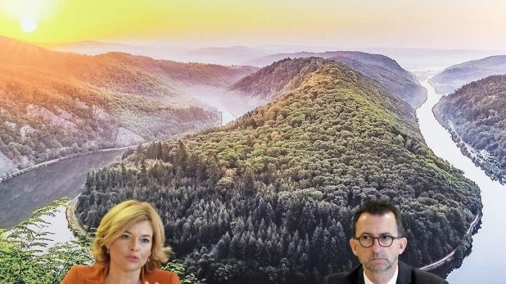 Julia Klöckner (links, CDU), Bundesministerin für Umwelt und Ernährung, und Reinhold Jost, saarländischer Minister für Umwelt und Verbraucherschutz, bei der Agrarministerkonferenz. Hauptthema der Konferenz war der Ausbruch der Afrikanischen Schweinepest.  Foto: Harald Tittel, dpa