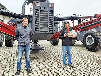 Frank Föckersperger (links) ehrte Werner Maier für seine 50-jährige Betriebszugehörigkeit. Foto: Richard Sänger