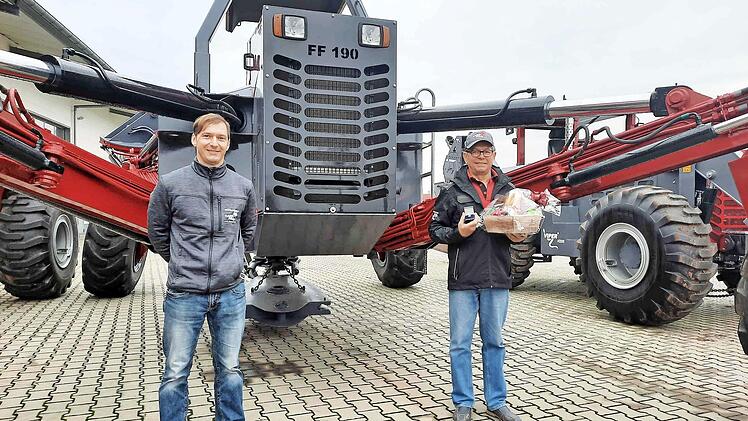 Frank Föckersperger (links) ehrte Werner Maier für seine 50-jährige Betriebszugehörigkeit. Foto: Richard Sänger