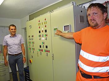 Stefan Beetz (rechts) ist seit April neuer Wasserwart in Weißenbrunn. Er informiert Bürgermeister Jörg Neubauer über die komplexe Technik im Wasserwerk, in dem auch die qualitative Aufbereitung des Wassers erfolgt.