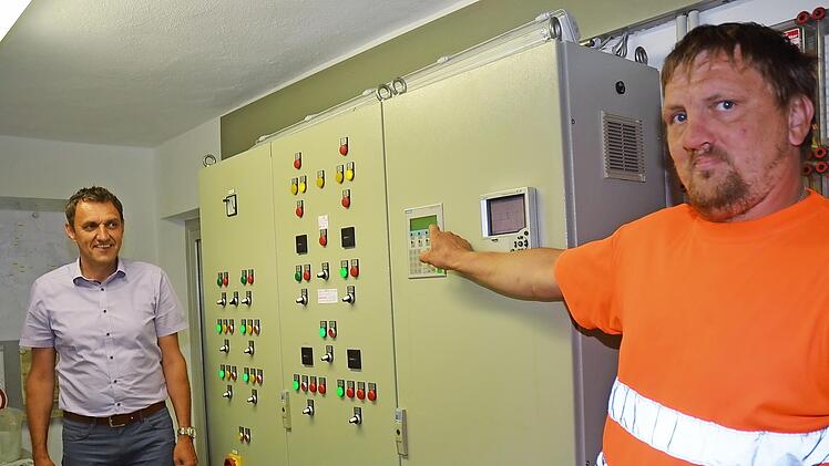 Stefan Beetz (rechts) ist seit April neuer Wasserwart in Weißenbrunn. Er informiert Bürgermeister Jörg Neubauer über die komplexe Technik im Wasserwerk, in dem auch die qualitative Aufbereitung des Wassers erfolgt.